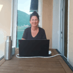 Xenia Gerdes sitzt mit ihrem Laptop auf dem Balkon